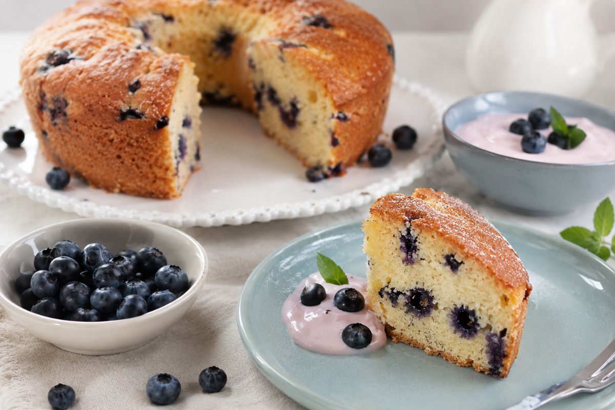 Senza zucchero e senza farina 00: questa ciambella ai mirtilli keto resta super soffice in friggitrice ad aria