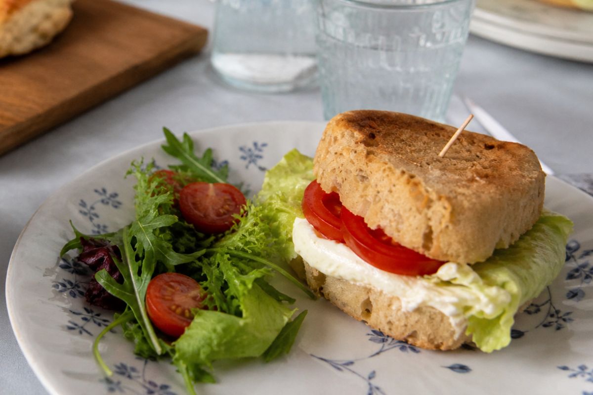 Ricetta fresca e veloce per la bella stagione, ed è anche fit: hai mai provato il pane di tonno?
