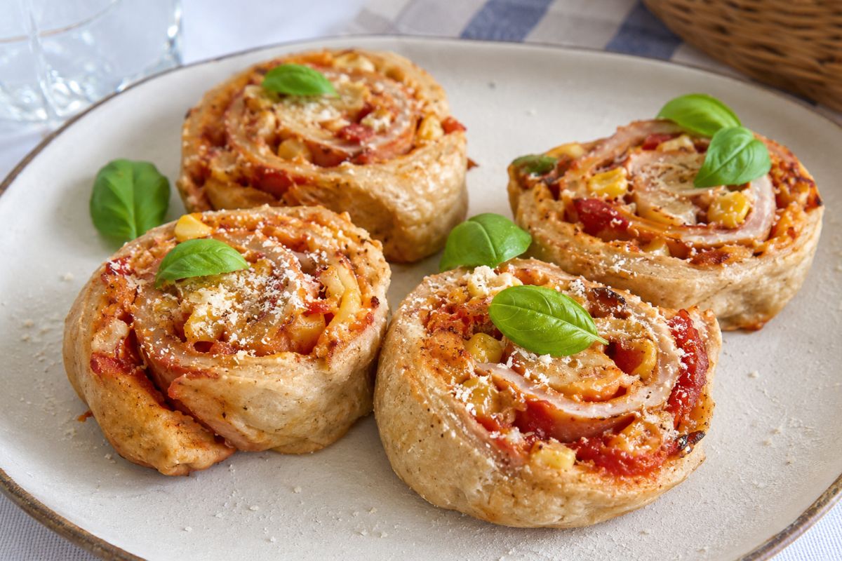 Rotolini di pizza proteica: lo snack furbo da fare al weekend ma che salva la dieta