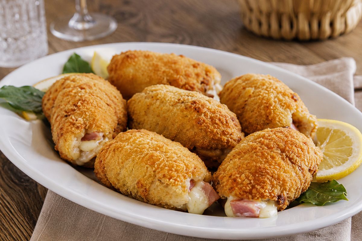 Gli involtini di pollo ripieni in friggitrice ad aria che restano morbidi, con il trucco del limone per il profumo