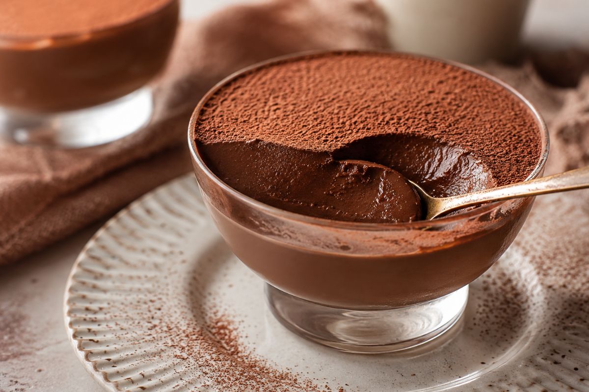 Hai dei biscotti al cacao in dispensa? Trasformali in un budino cremoso in appena 10 minuti