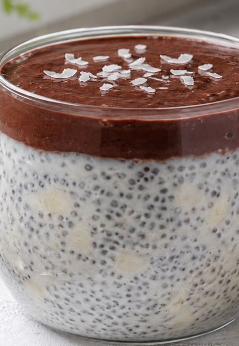 Chia pudding banana, yogurt e crema al cacao