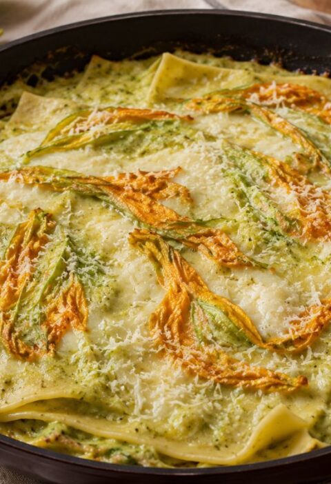 Lasagne in padella con crema di zucchine e fiori di zucca