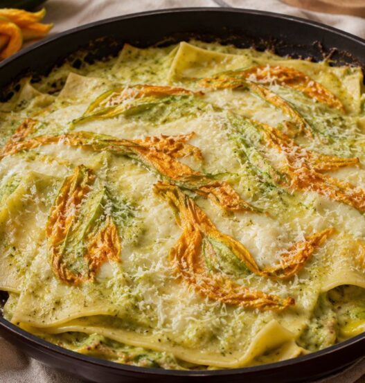 Lasagne in padella con crema di zucchine e fiori di zucca