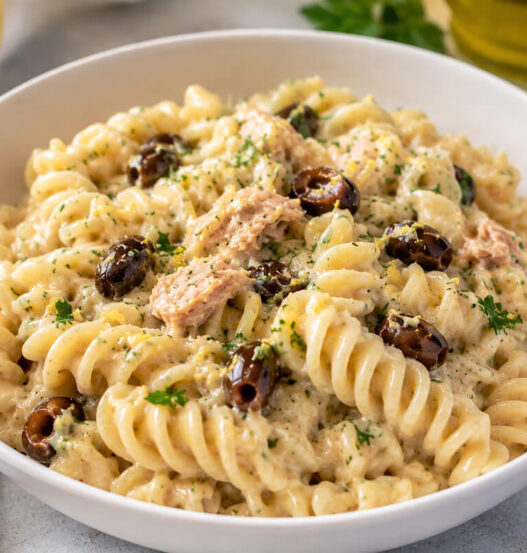 Pasta al tonno cremosa con olive e limone