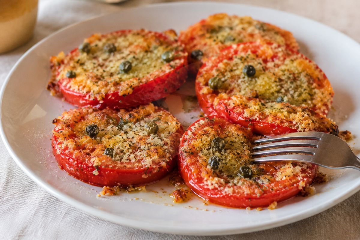 Il contorno dell’ultimo minuto con la crosticina senza accendere il forno: pomodori dal sapore mediterraneo