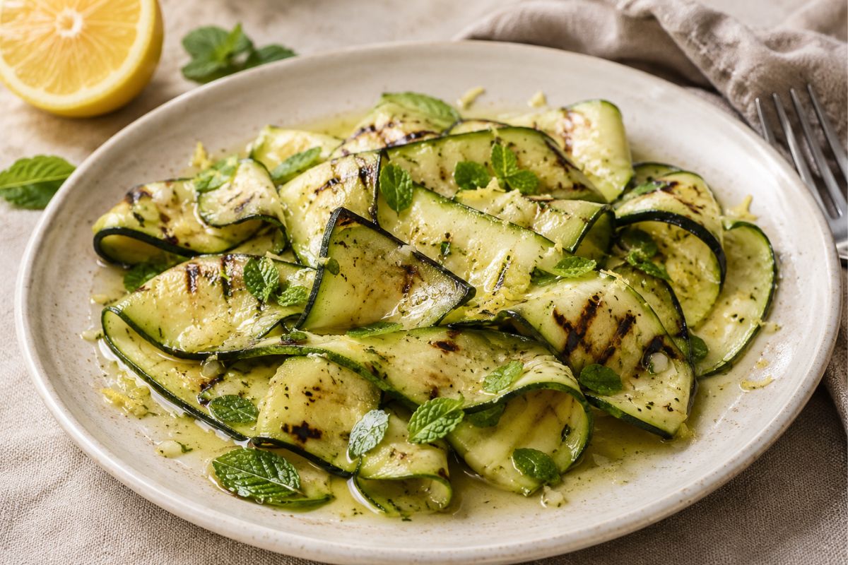 Pochi e semplici ingredienti per un contorno che non ti stuferà mai: così fai le zucchine per tutta l’estate