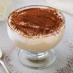 Con due banane mature e biscotti secchi prepari il salame di cioccolato senza uova che non ti aspetti