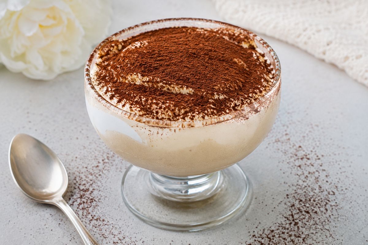 Yogurt greco, caffè e cacao: la crema al cucchiaio che sembra un finto tiramisù veloce