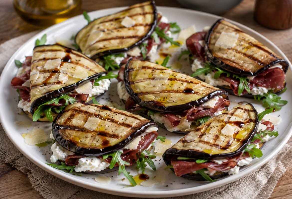 Sandwich di melanzane grigliate con bresaola, crema di formaggio e rucola