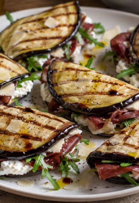 Sandwich di melanzane grigliate con bresaola, crema di formaggio e rucola
