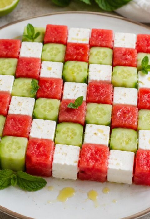 Scacchiera estiva di anguria, cetriolo e feta