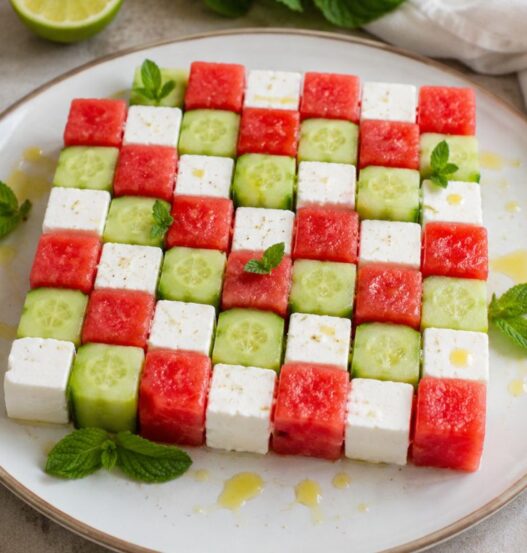 Scacchiera estiva di anguria, cetriolo e feta
