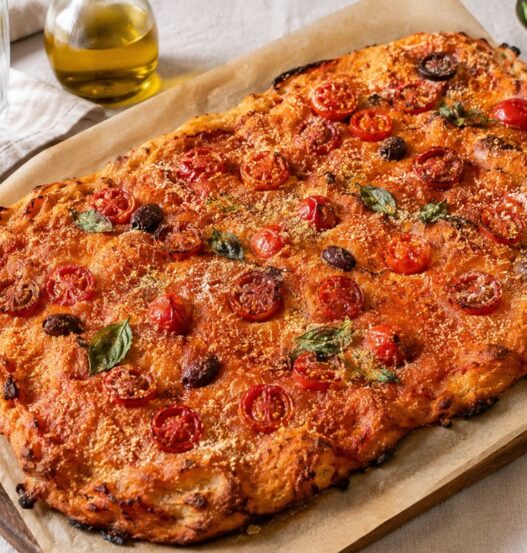 Schiacciata al pomodoro con pomodorini e basilico
