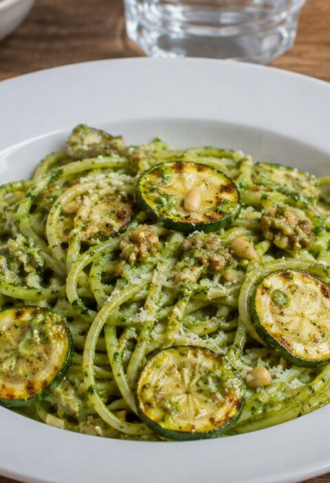 Spaghetti con pesto di spinaci e zucchine fritte