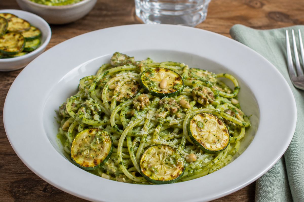 Prepara il pesto a crudo nel tritatutto e usa questo per renderlo cremoso: gli spaghetti più buoni e senza panna