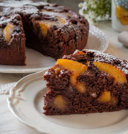 Torta all’acqua cacao, pesche e cioccolato