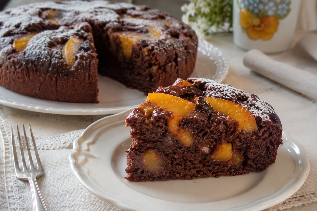 Pesche nell’impasto e cioccolato a pezzi: la torta all’acqua diventa molto più golosa