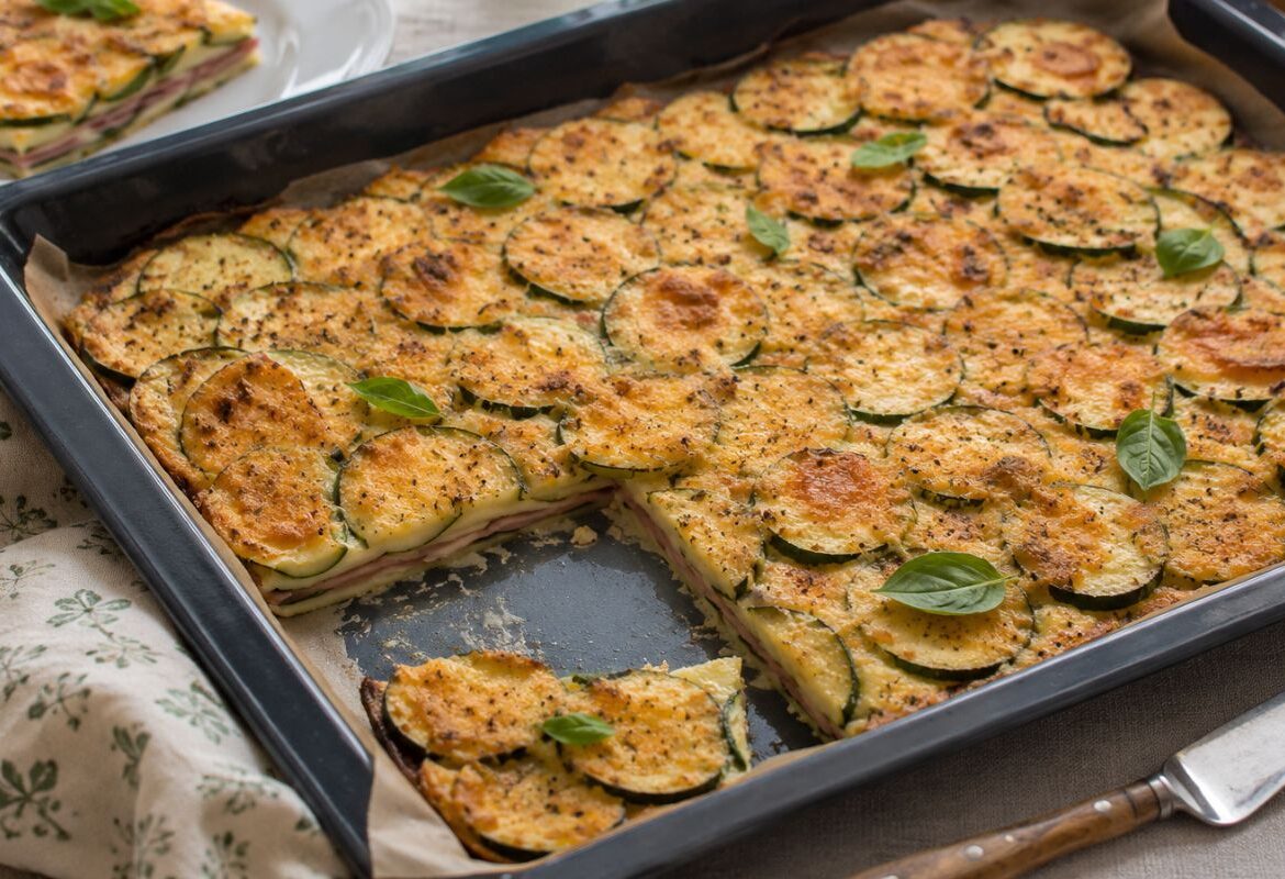 Torta di zucchine al forno con prosciutto e formaggio