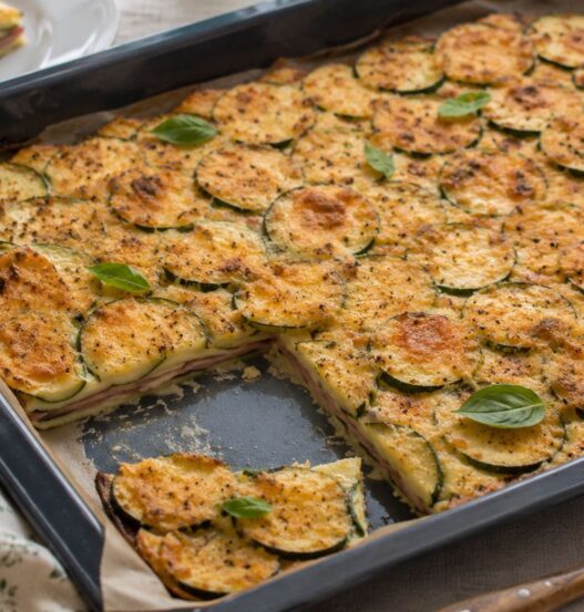 Torta di zucchine al forno con prosciutto e formaggio