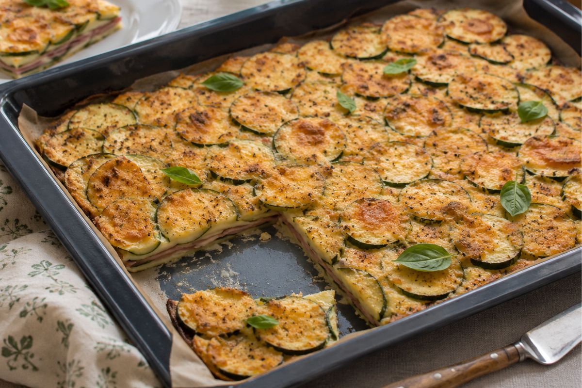 Solo 157 calorie a fetta e un cuore filante nascosto: questa torta di zucchine non sembra light, per quanto è buona!