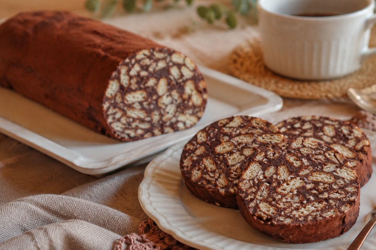 Con due banane mature e biscotti secchi prepari il salame di cioccolato senza uova che non ti aspetti