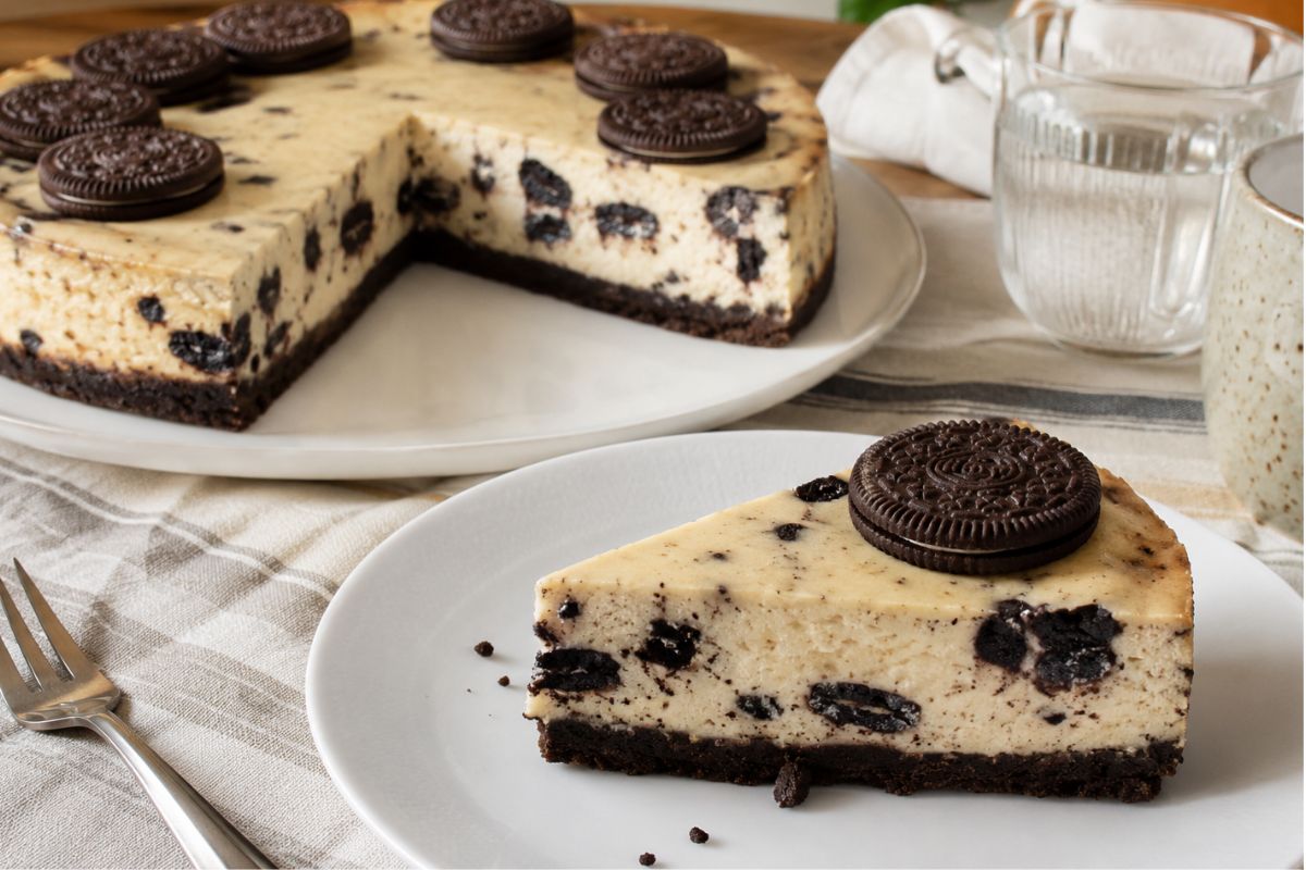 La cheesecake Oreo senza forno che fai con il Bimby: qui dei biscotti non si spreca proprio nulla