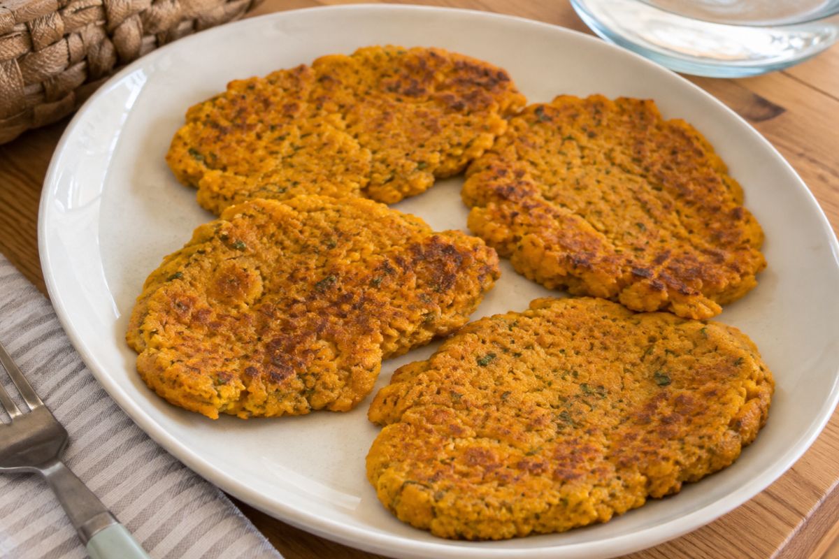 Sembrano cotolette, ma dentro non c’è carne: la ricetta salva pranzo e cena che fa cambiare idea su questo ingrediente