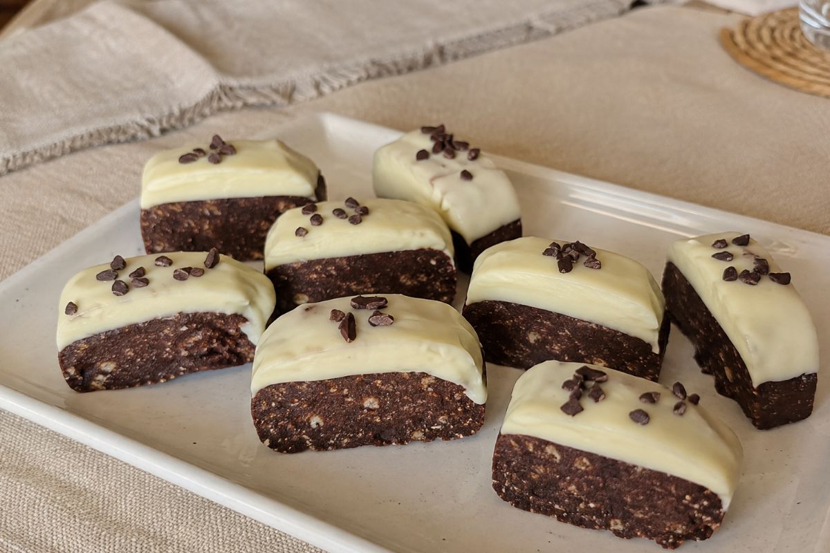 Impasto senza cottura e copertura al cioccolato bianco: ti abbiamo convinto a provare questi dolcetti?