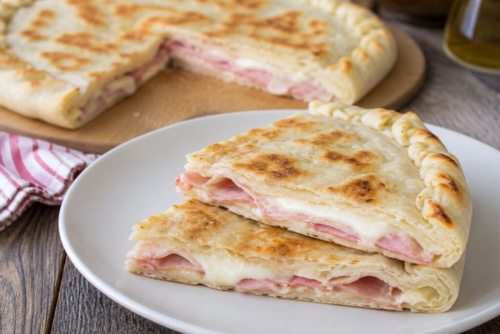 Focaccia ripiena in padella con prosciutto e scamorza
