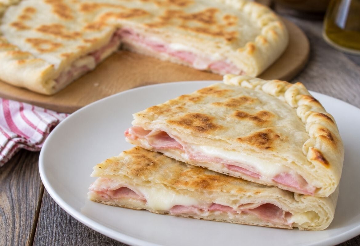 Focaccia ripiena in padella con prosciutto e scamorza