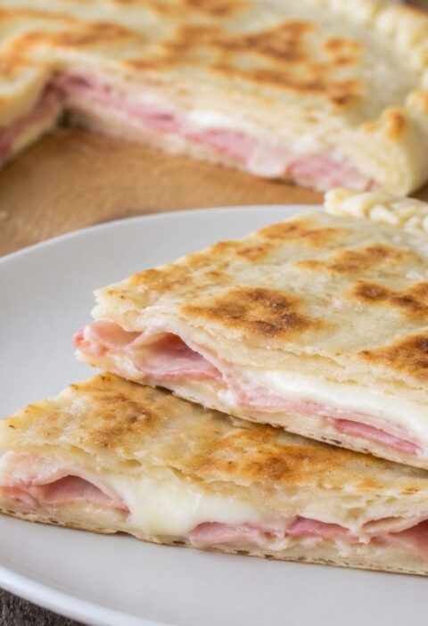 Focaccia ripiena in padella con prosciutto e scamorza