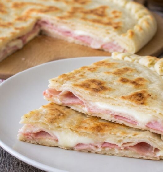 Focaccia ripiena in padella con prosciutto e scamorza