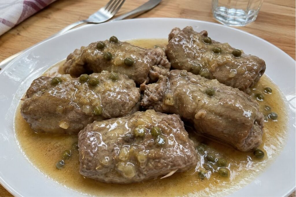 Involtini di bovino con capocollo, capperi e vino bianco