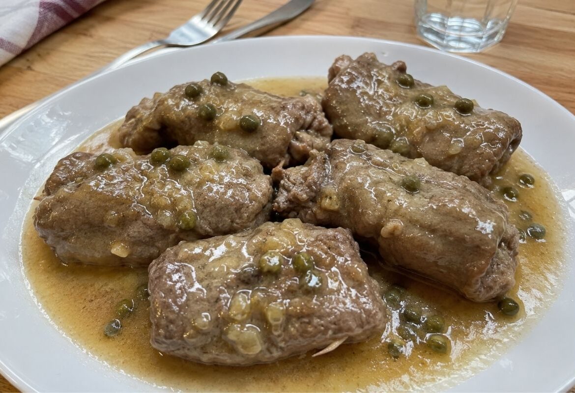 Involtini di bovino con capocollo, capperi e vino bianco