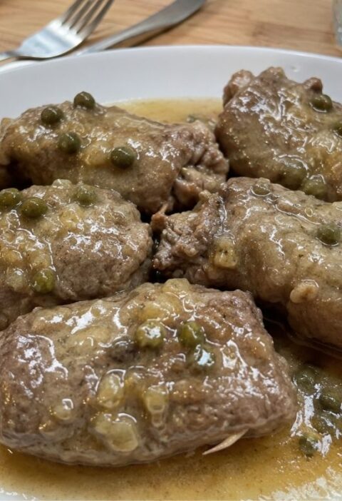 Involtini di bovino con capocollo, capperi e vino bianco