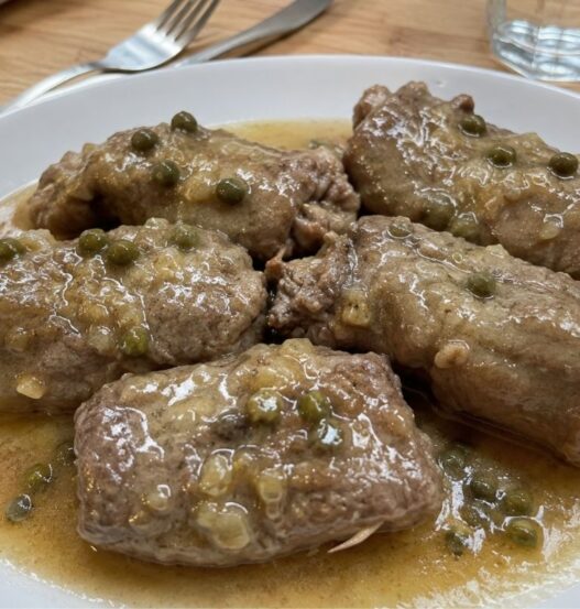 Involtini di bovino con capocollo, capperi e vino bianco