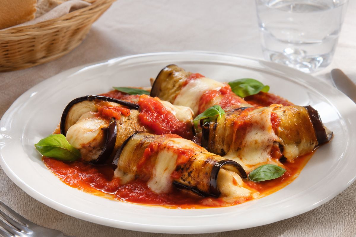 La parmigiana si arrotola ed è più veloce: ogni fetta racchiude pomodoro, basilico e formaggio (ricetta senza lattosio)