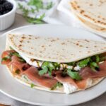 20 minuti di riposo, 20 di padella: la focaccia ripiena più buona di quella comprata. Niente scuse: non è difficile!