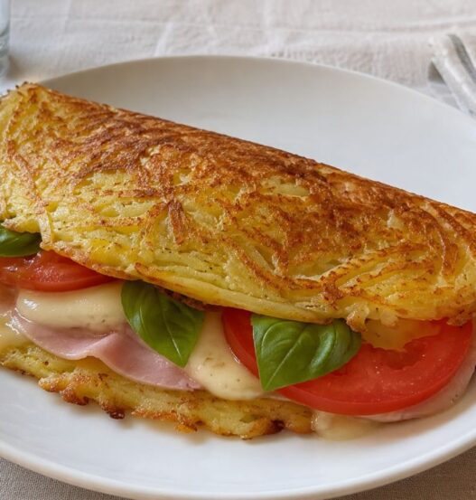 Sandwich di patate con prosciutto cotto e scamorza affumicata