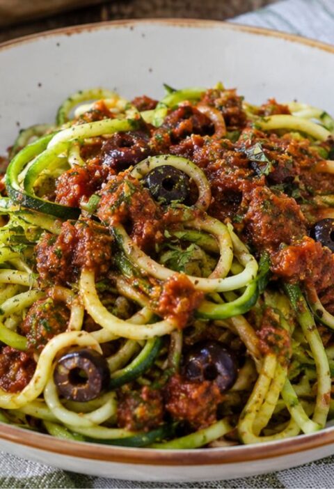 Spaghetti di zucchine con salsa alle olive con il Bimby