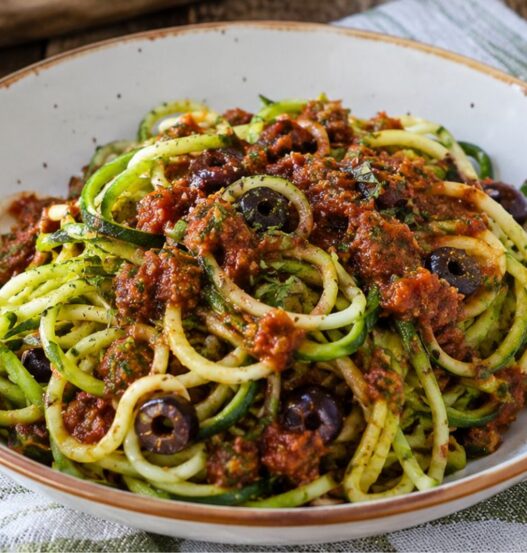 Spaghetti di zucchine con salsa alle olive con il Bimby
