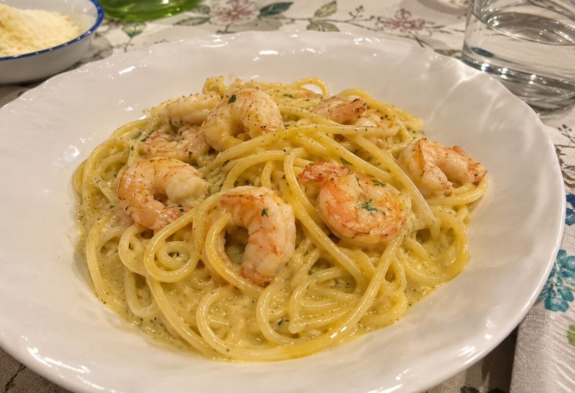 Spaghettoni alla carbonara di mare con gamberi e mazzancolle