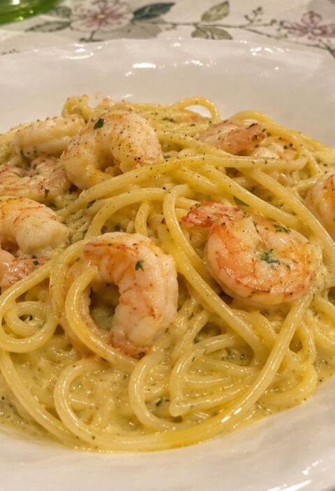 Spaghettoni alla carbonara di mare con gamberi e mazzancolle