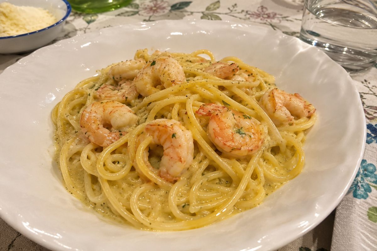 La carbo-crema resta, il guanciale sparisce: la carbonara di mare che è una tentazione pura