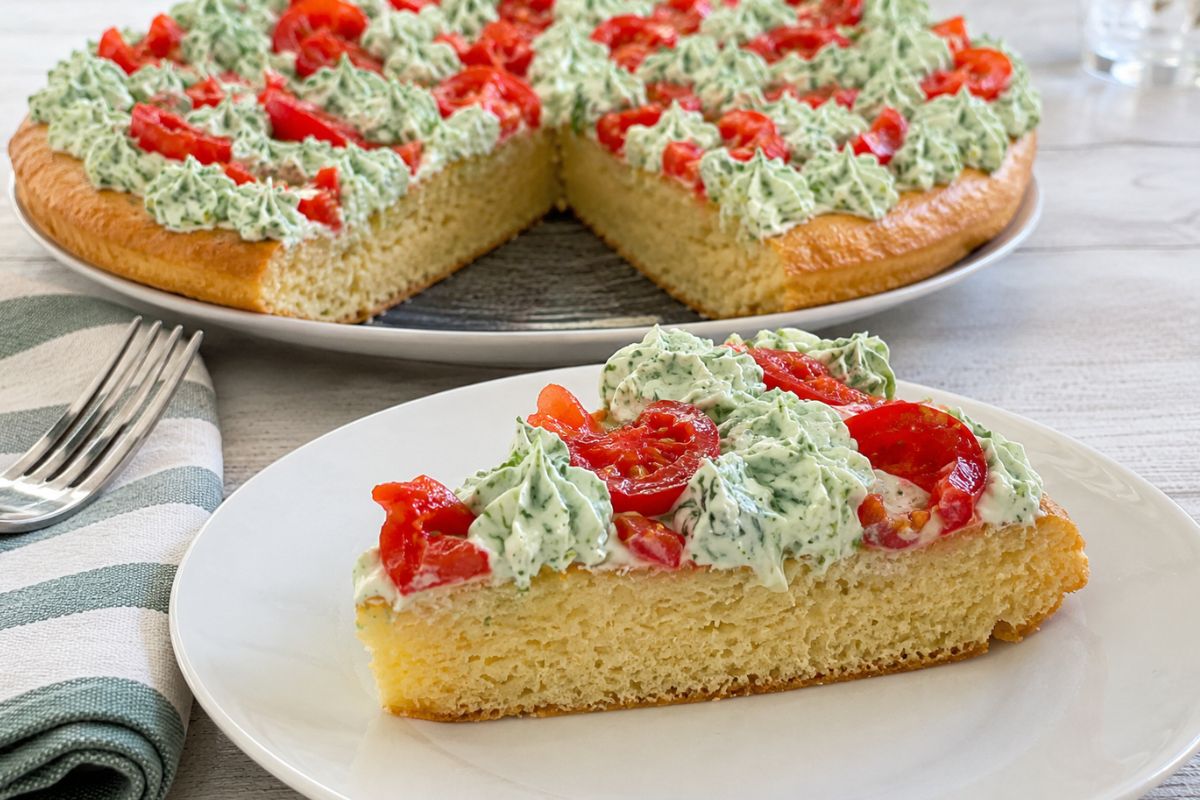 Questa torta salata con il Bimby si prepara nello stampo furbo, con una base soffice e un ripieno estivo