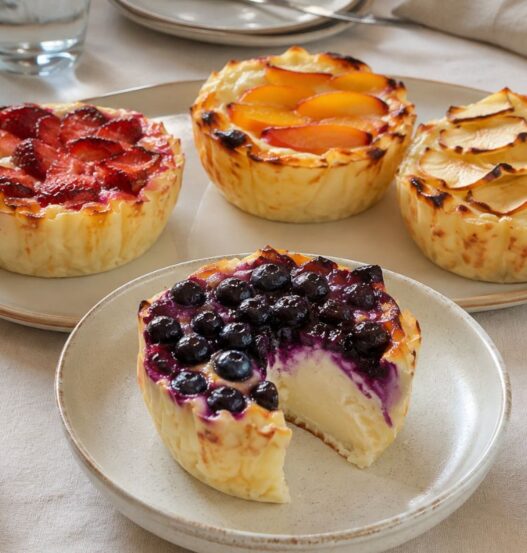 Tortini allo yogurt greco con frutta fresca in friggitrice ad aria