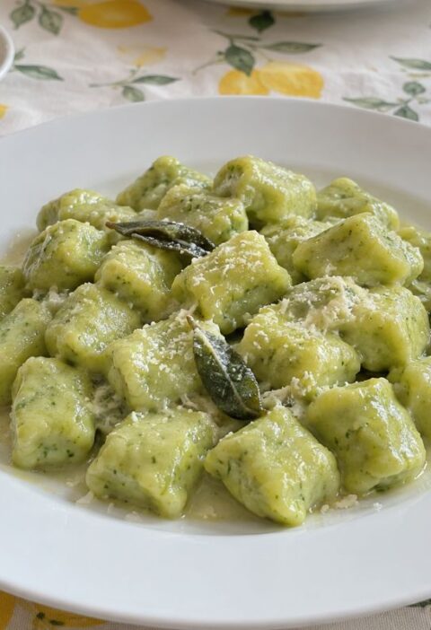 Gnocchi di broccoli con burro, salvia e parmigiano