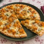 Questa torta salata fa sempre la sua figura: si prepara senza padella, con una farcitura golosissima