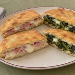 La faccio con la semola e la riempio davvero: questa scacciata siciliana è la più buona di sempre
